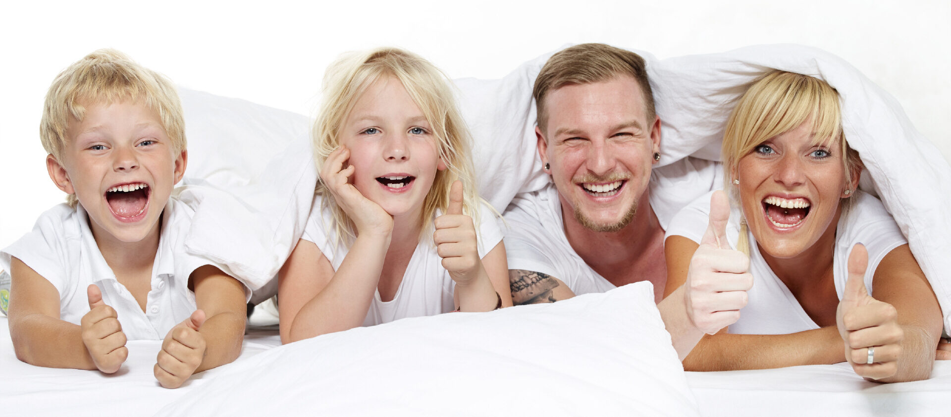 Lachende Familie im Urlaub auf Rügen